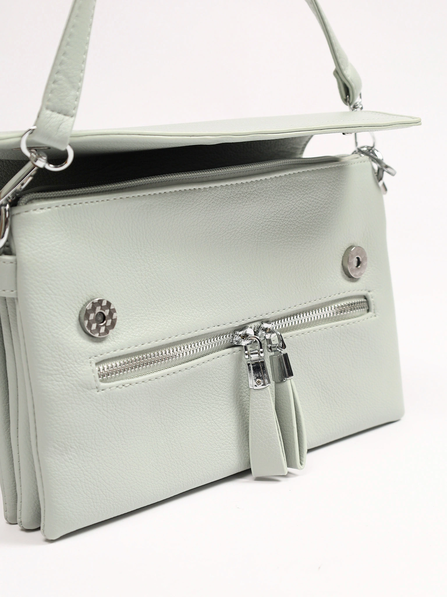 Сумка-кроссбоди со съемной ручкой и декоративными пуллерами в ассортименте